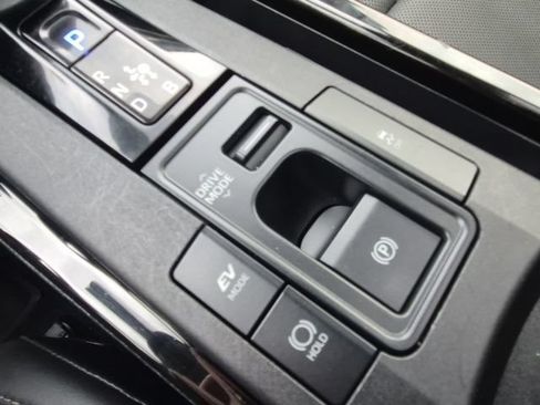 Used 2024 Toyota Prius XLE AWD/4WD image 37