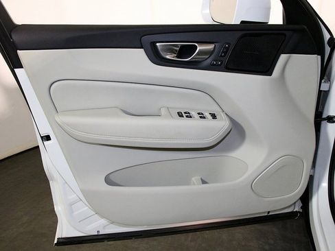 Used 2021 Volvo XC60 T5 Momentum w/ Protection Package image 24