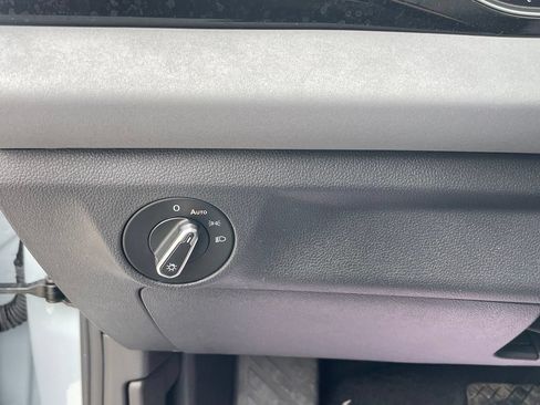 Used 2025 Volkswagen Jetta SE FWD image 13
