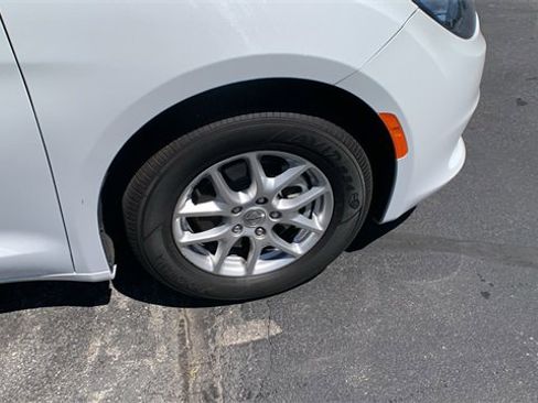 Used 2023 Chrysler Voyager LX image 28