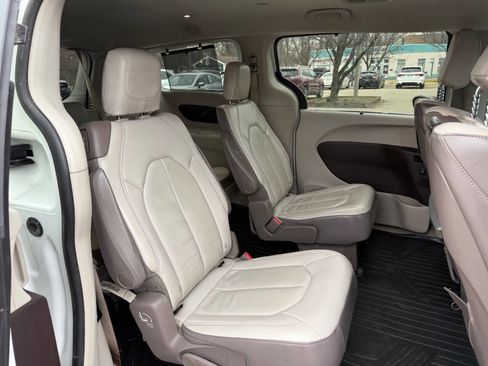 Used 2017 Chrysler Pacifica Touring-L Plus w/ Advanced Safetytec Group image 31