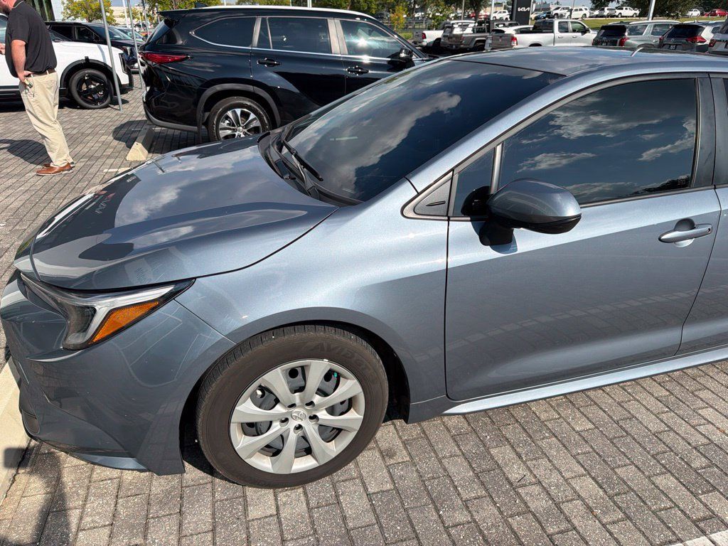 Used 2025 Toyota Corolla LE FWD image 4