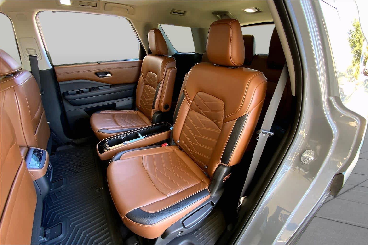 Used 2022 Nissan Pathfinder Platinum w/ Lighting Package (N93) FWD image 21