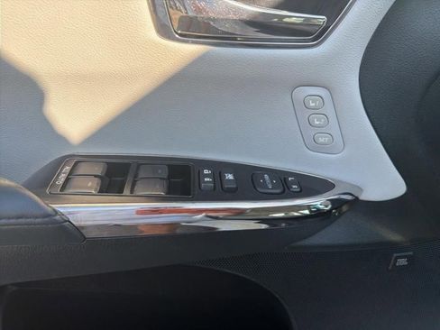 Used 2017 Toyota Avalon Limited image 10