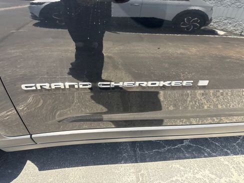 Used 2021 Jeep Grand Cherokee L Limited AWD/4WD image 9