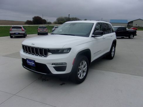 Used 2023 Jeep Grand Cherokee Limited AWD/4WD image 6
