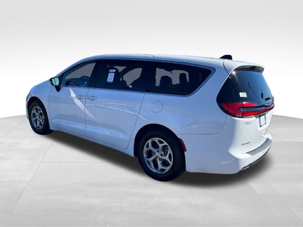 Used 2024 Chrysler Pacifica Limited FWD image 3