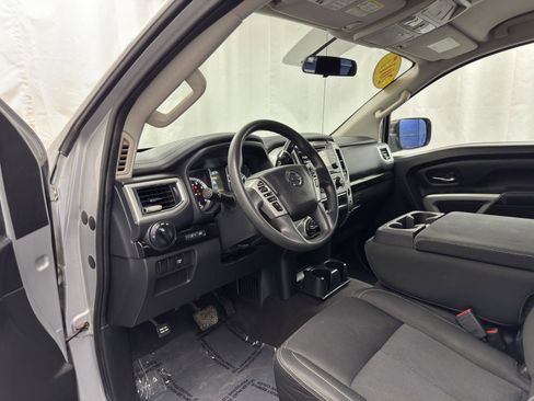 Used 2017 Nissan Titan SV image 17