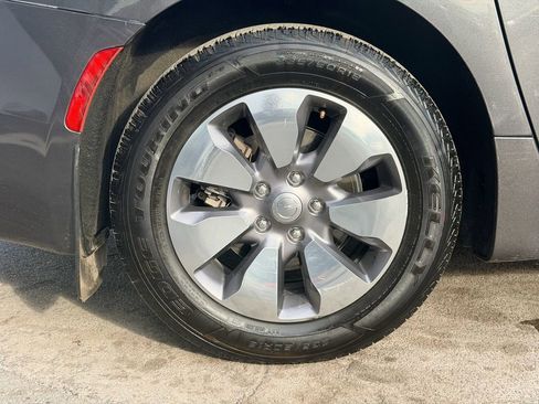 Used 2018 Chrysler Pacifica Touring-L image 28