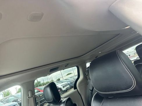 Used 2023 Chrysler Pacifica Limited FWD image 15