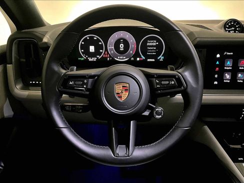 Used 2025 Porsche Cayenne Coupe image 18