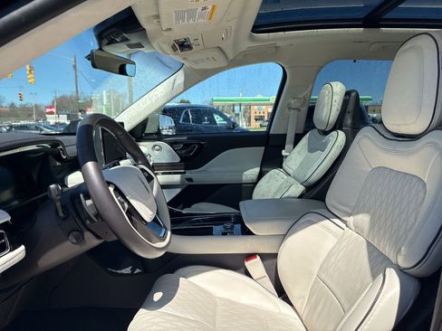 Used 2023 Lincoln Aviator Black Label w/ Dynamic Handling Package image 9