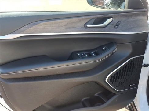 Certified 2023 Jeep Grand Cherokee Limited image 8