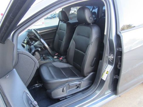 Used 2019 Volkswagen Golf SE image 6