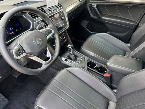 Used 2023 Volkswagen Tiguan SE w/ Panoramic Sunroof Package FWD image 10