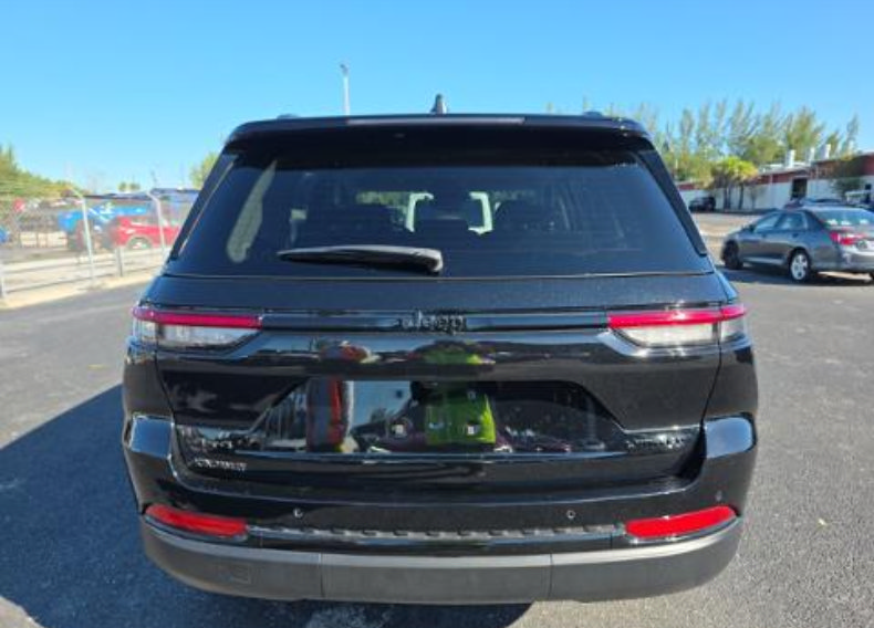 Used 2023 Jeep Grand Cherokee Limited w/ Black Appearance Package AWD/4WD image 6