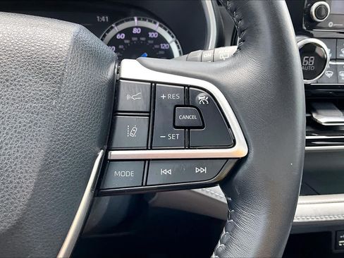 Used 2022 Toyota Highlander XLE FWD image 25