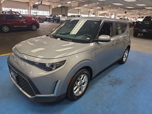 Used 2023 Kia Soul LX w/ Option Group 015 FWD image 13