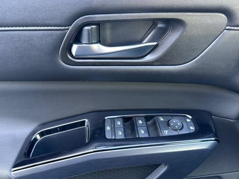 Certified 2023 Nissan Pathfinder SL FWD image 11
