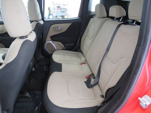 Used 2018 Jeep Renegade Latitude FWD image 13