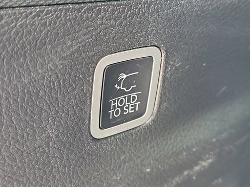 Used 2024 Jeep Wagoneer L Series II RWD image 11