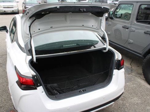 Used 2022 Nissan Versa SV w/ Trunk Package image 27