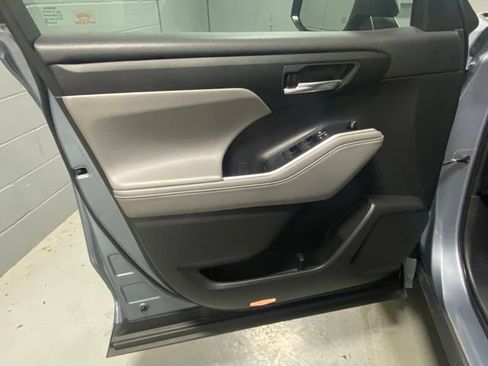 Used 2020 Toyota Highlander XLE AWD/4WD image 7