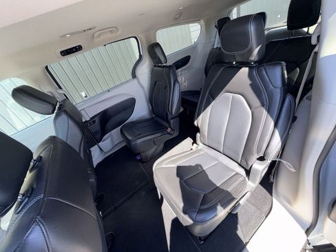 Used 2024 Chrysler Pacifica Touring-L image 22