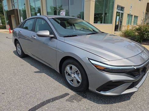 Certified 2025 Hyundai Elantra SE FWD image 1