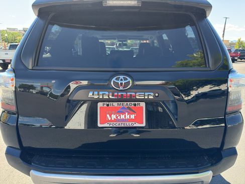 Used 2018 Toyota 4Runner TRD Off-Road Premium AWD/4WD image 3