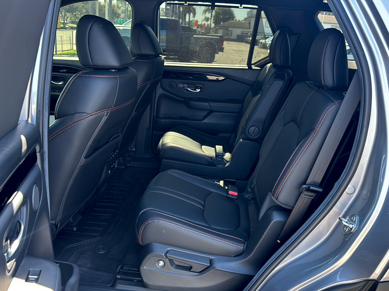 Used 2025 Honda Pilot TrailSport image 11