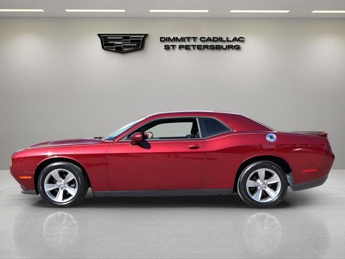 Used 2019 Dodge Challenger SXT image 2