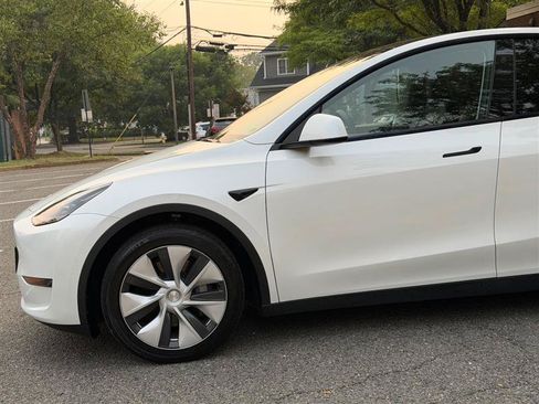 Used 2024 Tesla Model Y Long Range AWD/4WD image 13