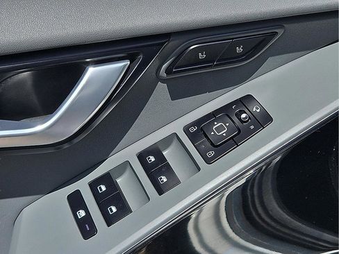 Used 2025 Kia Niro SX Touring image 10