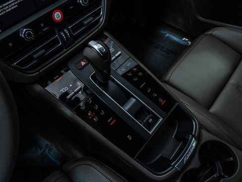 Certified 2026 Porsche Macan AWD/4WD image 18