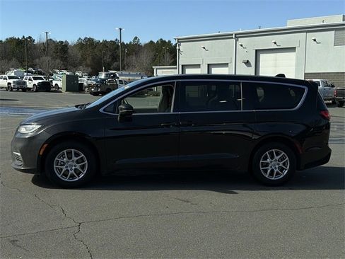 Used 2024 Chrysler Pacifica Touring-L image 3