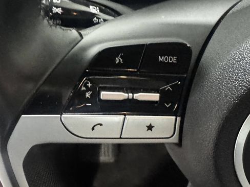 Used 2025 Hyundai Elantra Limited FWD image 5