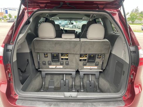 Used 2015 Toyota Sienna XLE FWD image 34
