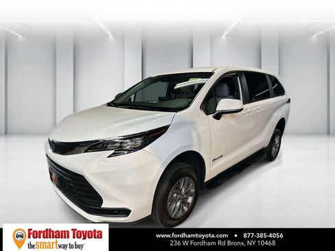 Used 2026 Toyota Sienna LE FWD image 8