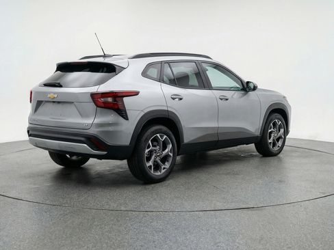 Used 2025 Chevrolet Trax LT FWD image 9