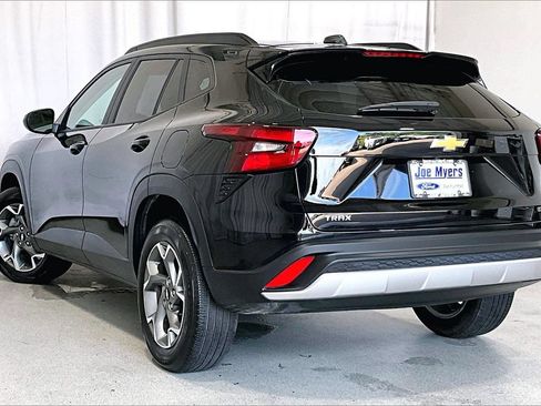 Used 2025 Chevrolet Trax LT FWD image 10