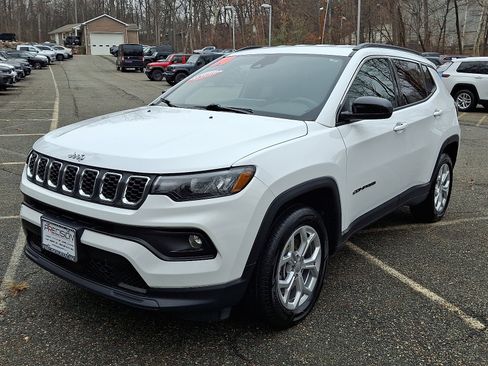 Used 2024 Jeep Compass Latitude AWD/4WD image 3