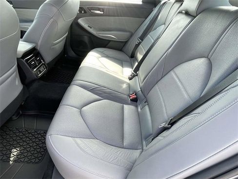 Used 2020 Toyota Avalon Limited image 12