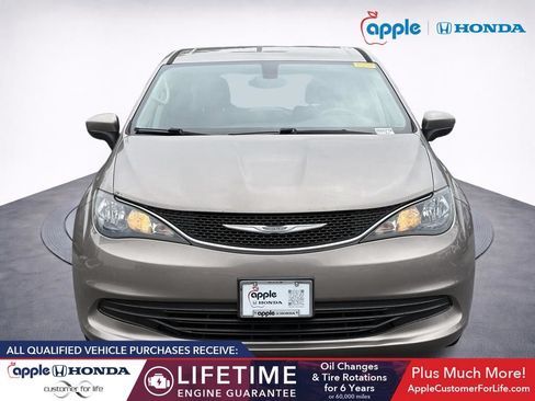 Used 2017 Chrysler Pacifica Touring FWD image 2