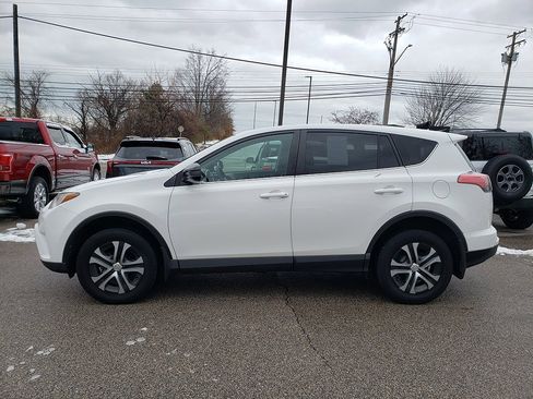 Used 2018 Toyota RAV4 LE image 8
