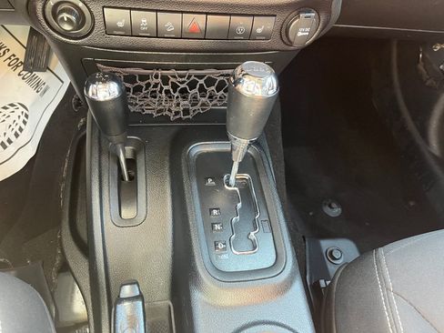 Used 2017 Jeep Wrangler Unlimited Sahara w/ Connectivity Group AWD/4WD image 15
