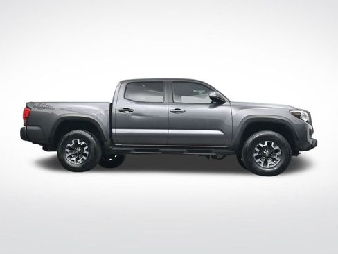 Used 2017 Toyota Tacoma TRD Off-Road image 32