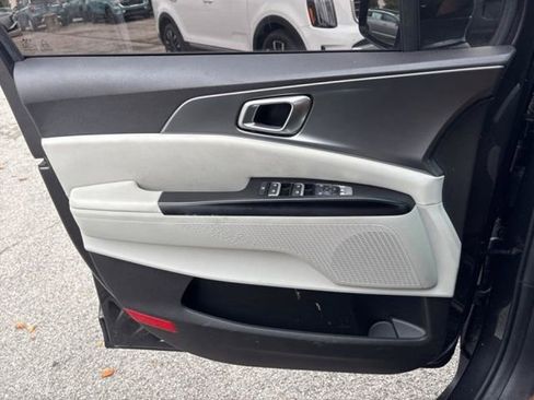 Used 2023 Kia Carnival LX image 25