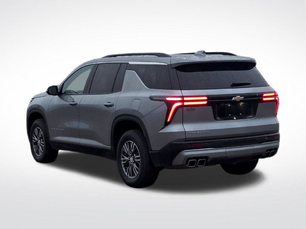 Used 2025 Chevrolet Traverse LT FWD image 9