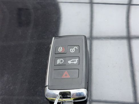 Used 2023 Land Rover Discovery Sport SE image 63